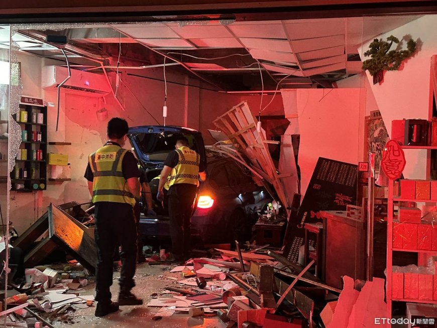 快訊／台中深夜轎車撞入民宅　屋內1女當場死亡