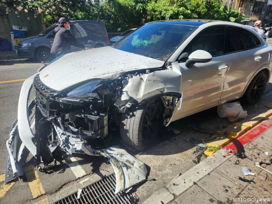 白色保時捷疑為閃狗失控！一連衝撞7車　車頭爛毀慘況曝光