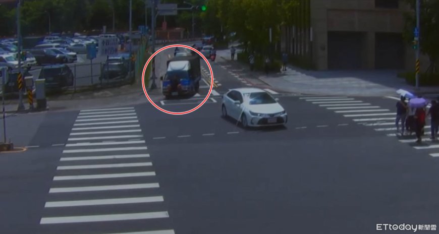 新北猴「站貨車車頭」燦笑玩命！離譜畫面曝光　警要開罰了