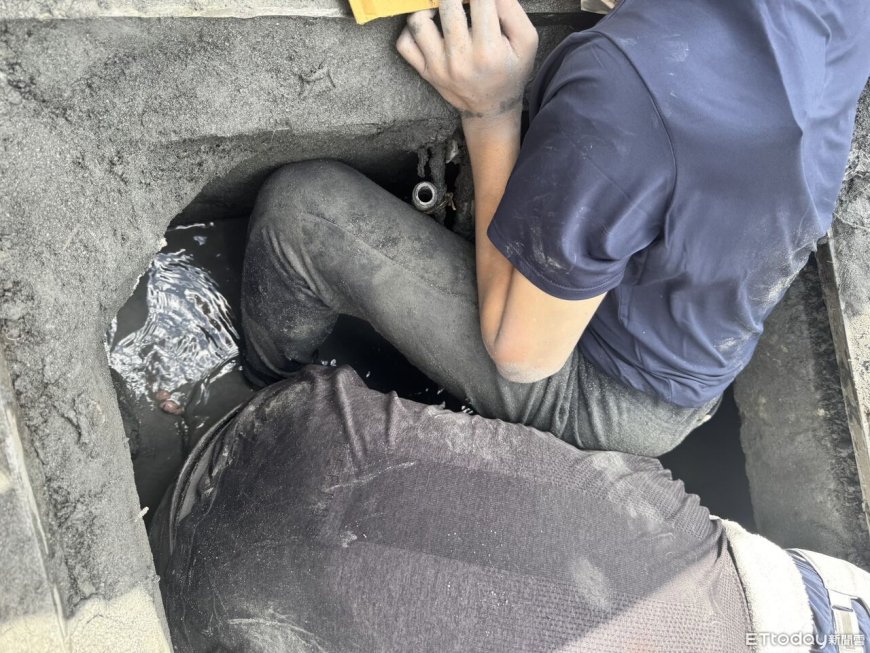 15歲鏟子超人受困畫面曝！救災腳卡60公分深水溝　消防急救出送醫