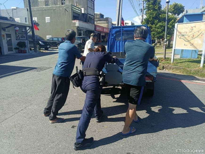 小貨車拋錨卡路中　長濱警推路邊化解危機