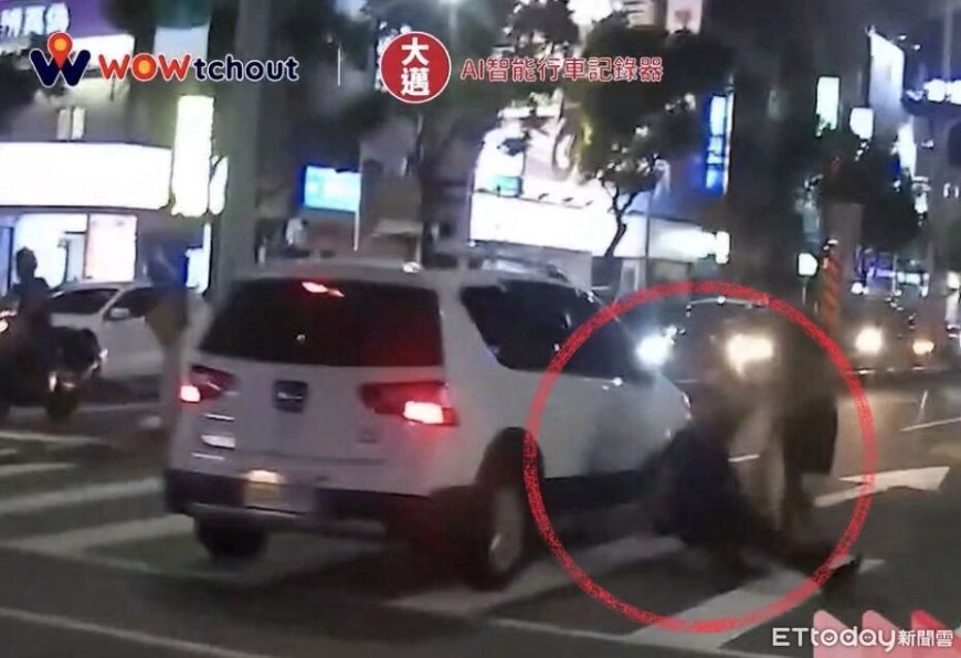 行人地獄再現！左營白車右轉未禮讓　斑馬線老翁慘遭撞倒地