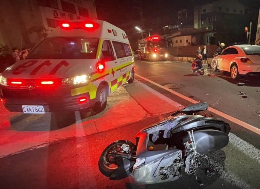 深夜驚悚車禍！機車騎士慘困壓車底　搶救畫面曝光