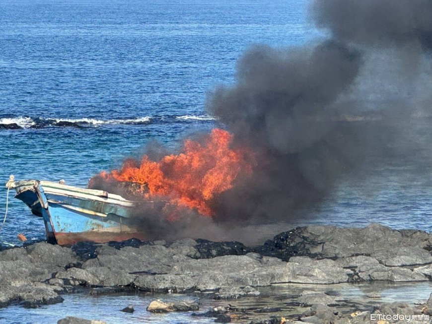 快訊／澎湖廢棄漁船突起火！濃煙竄天際　船體燒到焦黑