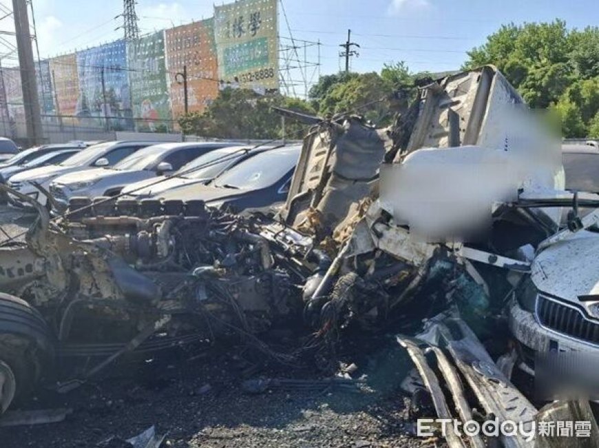 快訊／桃園大貨車撞進停車場！駕駛夾困變形車體　現場慘狀曝
