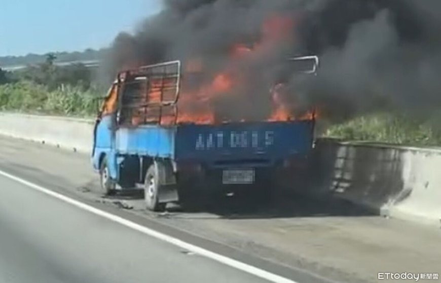 載紙板小貨車國道起火　烈焰濃煙沖天！駕駛急逃生