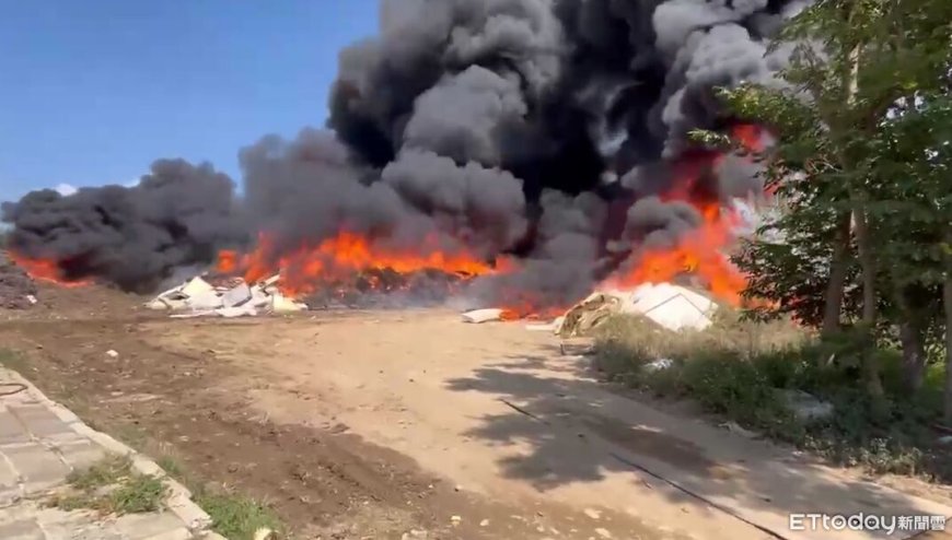快訊／濃煙狂竄！竹縣回收廠床墊延燒1千平方米　消防急灌救