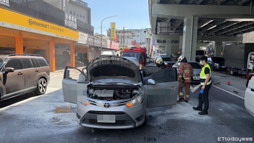 快訊／中和行車糾紛竟丟鞭炮！小客車當街起火　1男燒燙傷送醫