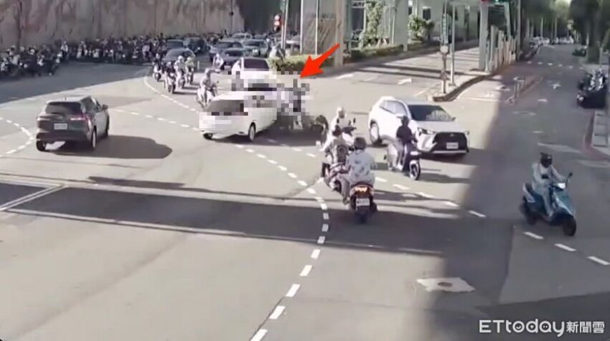 驚險畫面！26歲女開車撞機車海　2騎士噴飛...她再衝50m才停