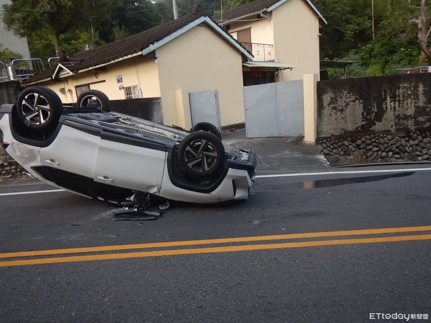 快訊／東勢轎車擦撞民宅路緣翻覆　駕駛多處擦挫傷送醫