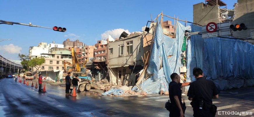 快訊／新北最大「大陳都更」圍籬倒塌　女騎士路過慘遭壓傷送醫