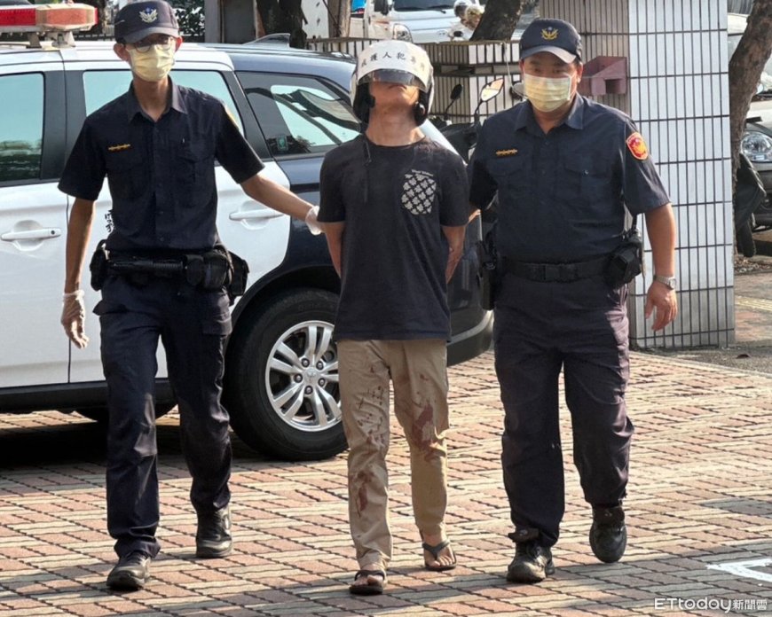 快訊／台中恐怖男砍殺2鄰居「全身血衣」進警局　呆坐現場畫面曝