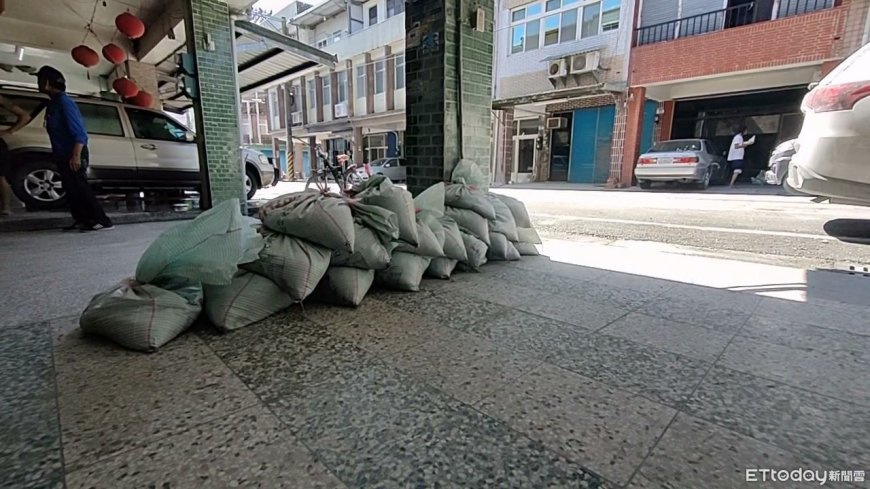 風神颱風逼近台灣！光復鄉居民「急堆沙包」　曝心聲：怕水淹進來