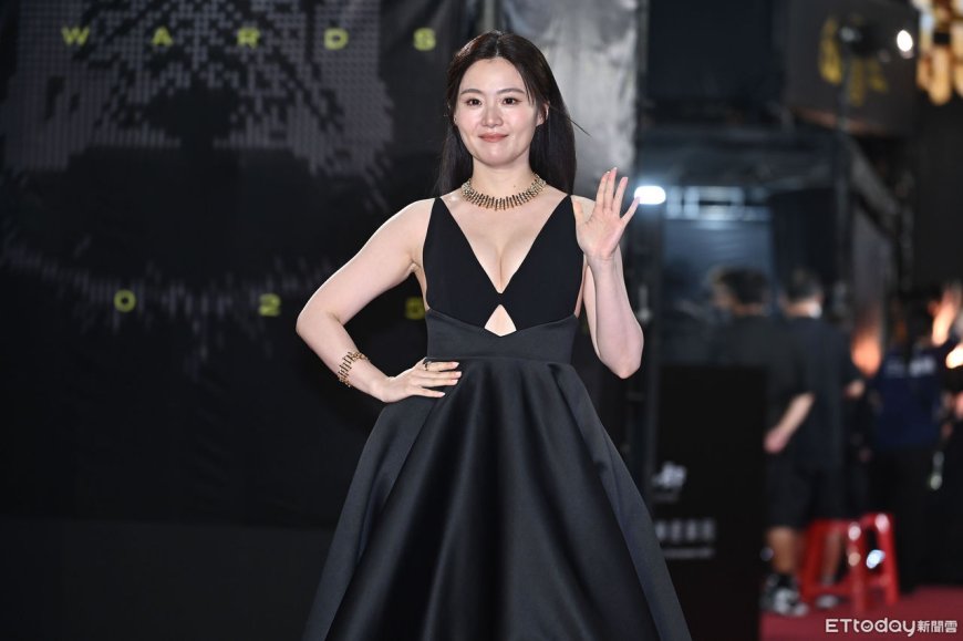 金鐘獎／楊小黎深V開到底！　「挖空炸傲人上胸」事業線看光