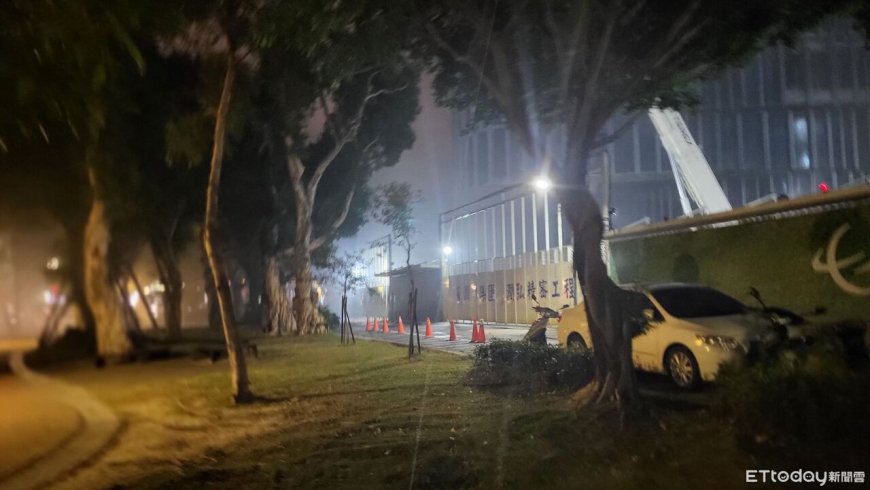 快訊／北市松山機場對面工地火警　現場飄惡臭濃煙