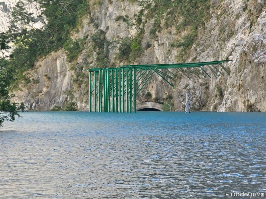 震撼畫面曝！燕子口堰塞湖水位上升　靳珩淹成「水底隧道」