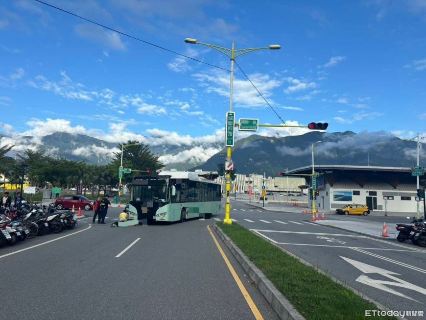 花蓮火車站附近車禍！行人過馬路遭公車捲困車底　頭部重創命危
