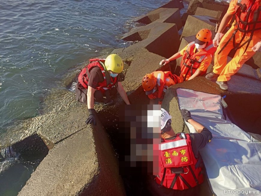 快訊／台南二仁溪驚見男浮屍卡消波塊　打撈上岸已屍僵　
