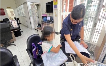 小姊妹放學等嘸媽媽！暖警送餅乾陪寫功課　助團圓畫面超溫馨