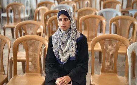 加沙的一名妇女在遗体中寻找她的丈夫和兄弟