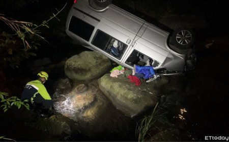 廂型車走山路！撞破磚橋墜3米溪谷4輪朝天　1家4口驚險獲救