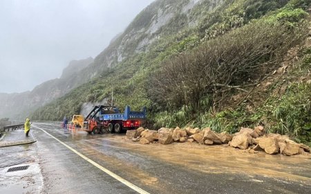 野柳山壁土石崩落！巨石擋路　公所出動機具打碎恢復交通