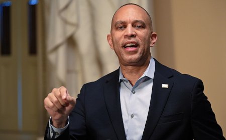 Jeffries reveals last-minute move to extend COVID-era subsidies as House shutdown vote looms