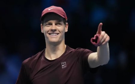 扬尼克·辛纳在都灵ATP总决赛中完胜费利克斯·奥热-阿利亚西姆