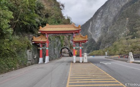 太魯閣牌樓被撞「東西橫貫公路」題字掉下來了　11／17起施工