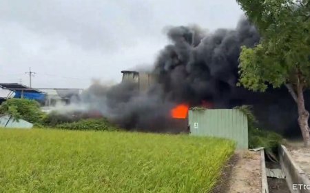 快訊／中古車材料行火警！恐怖黑煙衝天畫面曝　消防急灌救