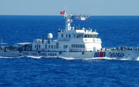 中国海警舰艇突破日方阻拦驶入钓鱼岛海域