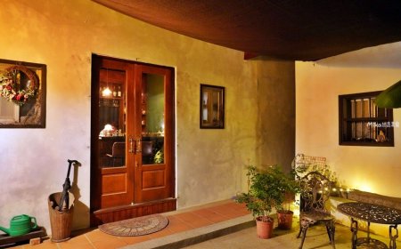 鑽進窄巷才能找到！金門閩式古厝咖啡館　昏黃微光擺滿古董收藏