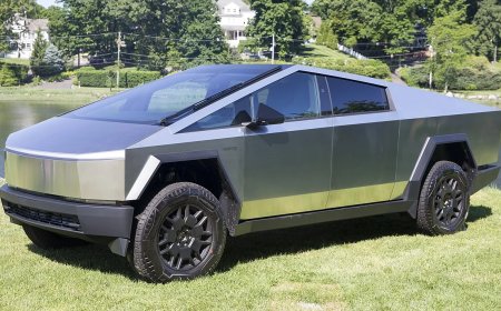 马斯克形容 Cybertruck 是“外星科技”，大得像象、跑得像豹