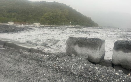 快訊／馬太鞍溪水突暴漲！機具人員急撤離河道　便道搶修暫停