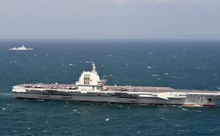 福建舰山东舰联袂出海，轰炸机群出动，美航母离开，抛弃马科斯？
