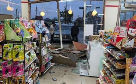 嘉義76歲翁誤踩油門「開車撞進超商」　玻璃窗被撞毀碎片噴一地