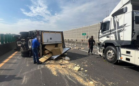 台88線拖板車變換車道釀3連撞！貨車翻覆「豆皮」掉滿地