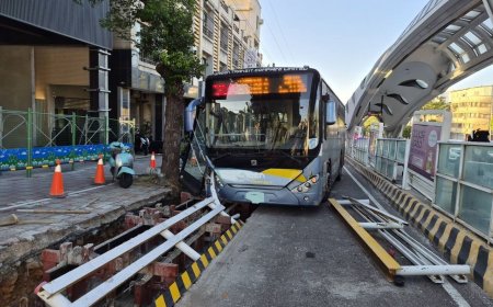 台中沙鹿公車自撞！工程護欄插進車頭　前輪懸空恐怖畫面曝