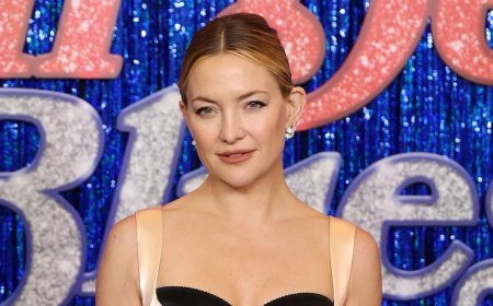 Kate Hudson Shows Off Her Sexy Bra Before the ‘Song Sung Blue’ Premiere