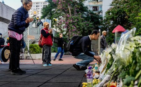 搜寻遗体工作仍在继续，香港哀悼火灾遇难者