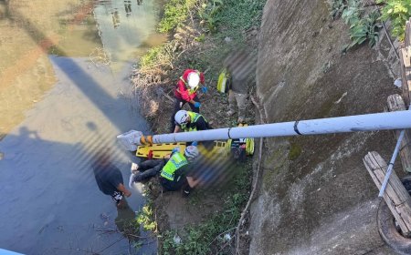 恐怖畫面曝！苗栗自小客鬼飄撞斷燈桿　路人夫妻被推落大排