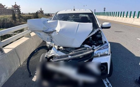 西濱驚險追撞！貨車故障停路肩皮卡猛撞車頭炸開　恐怖畫面曝光
