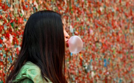 研究發現：嚼口香糖會吃下塑膠微粒　「6大健康危害」一次看