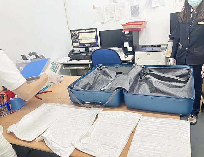 判刑50年被通緝！為安頓新婚嬌妻毒梟再度運毒　這次她也被逮