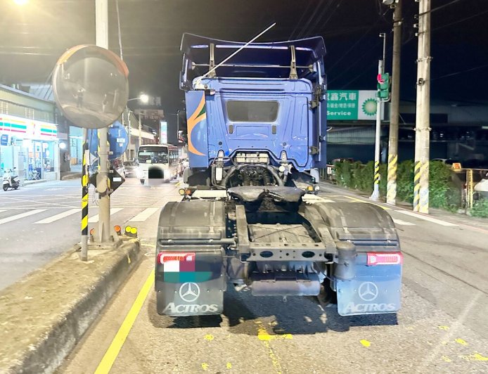 女遭曳引車頭撞到全身骨折！超扯真相曝　紅燈好幾秒了她硬衝