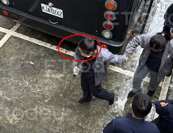 獨／名模「拖另案女被告」下囚車　吞上億善款交保卡關今定去留