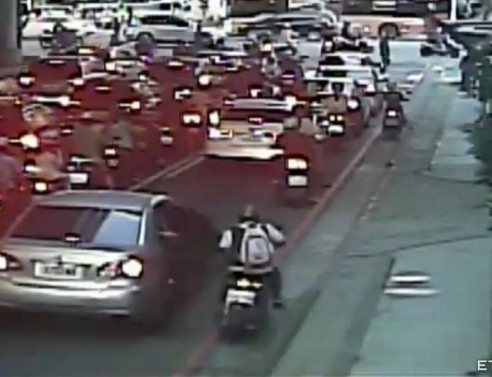 乘客突開門騎士被擊落當場倒地　台中警：善用荷蘭式開門法