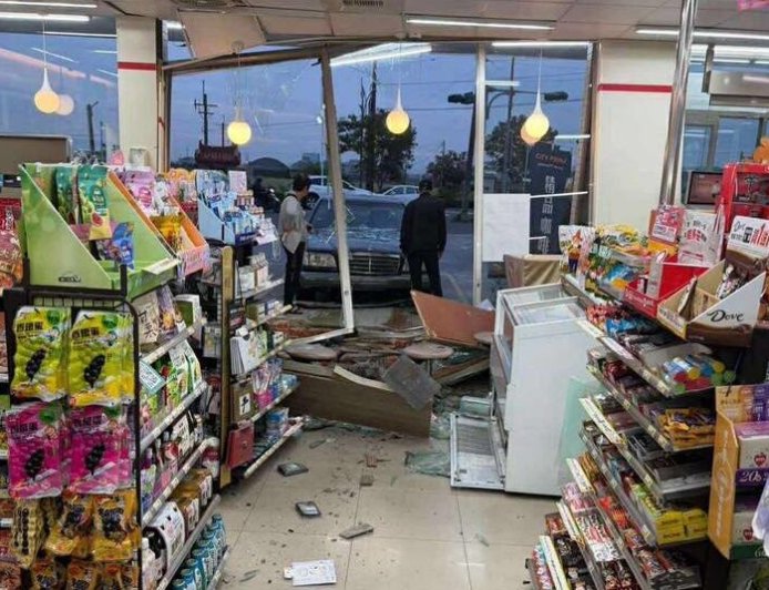 嘉義76歲翁誤踩油門「開車撞進超商」　玻璃窗被撞毀碎片噴一地