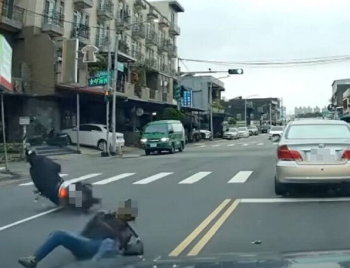 桃園3寶神級對撞！行人闖紅燈+機車逆向搶快　雙雙1秒躺平
