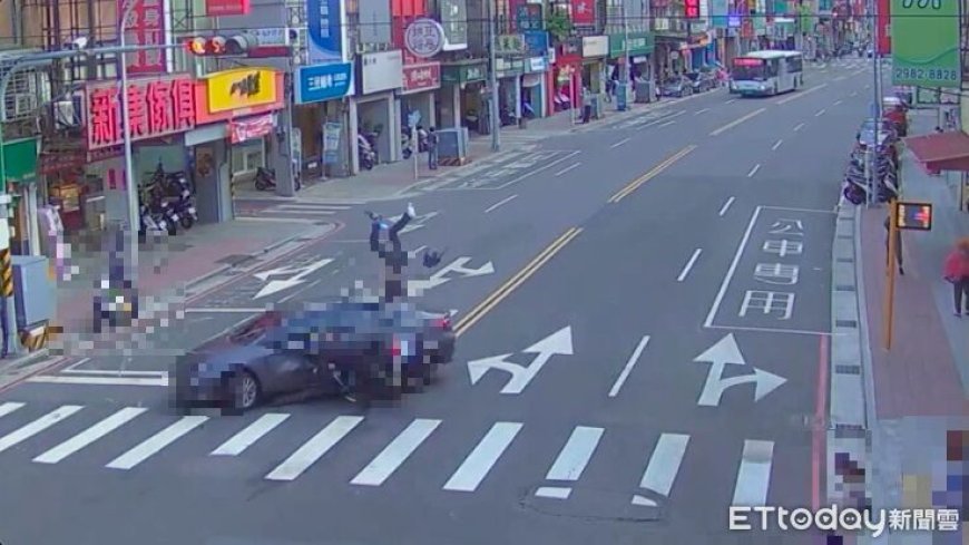 三重驚悚片！轎車違規迴轉害機車攔腰撞　後座男翻2圈重摔